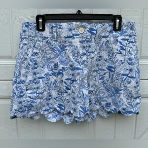 Crown & Ivy Blue White Floral Scalloped Shorts Size 4 Shelby 3” Inseam